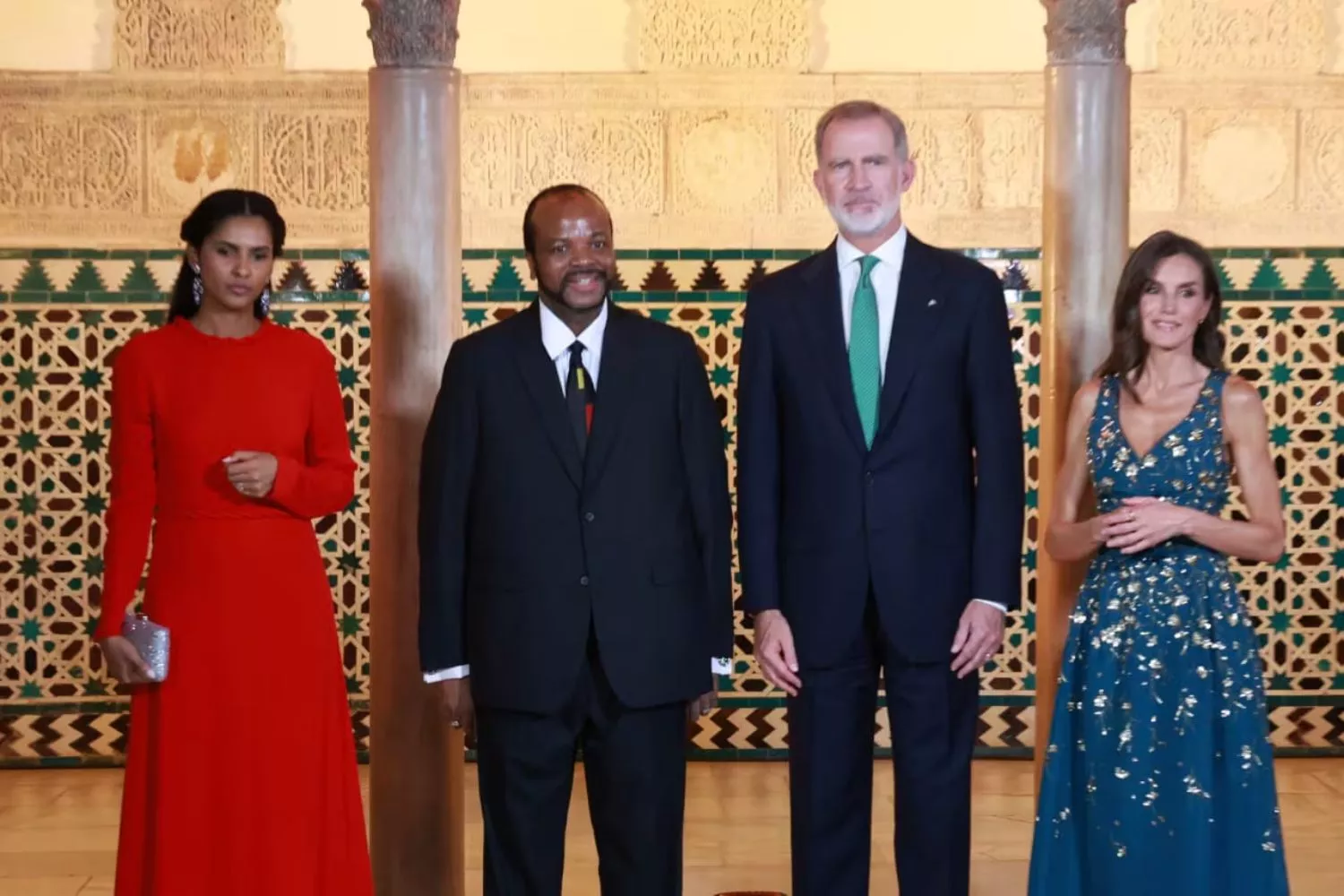 Inkhosikati LaMagongo, reina de Esuatini y Mswati III, rey de Esuatini junto a los reyes de España / Eswatini Government en X