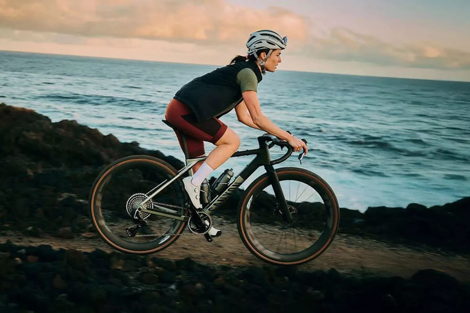 Uma pessoa com uma bicicleta Canyon / CANYON