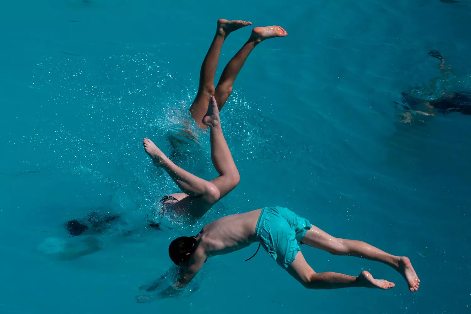 Personas disfrutando de la piscina durante la ola de calor / Enric Fontcuberta - EFE