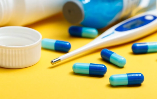 Pastillas y un termómetro Pastillas y un termómetro