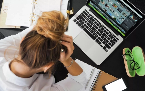 Una persona que ha contratado un curso   PEXELS