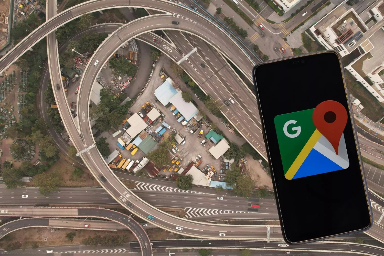 La aplicación de Google Maps y varias carreteras / Montaje CONSUMIDOR GLOBAL