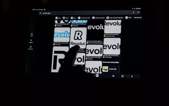 Una persona señala el logo de Revolut Una persona señala el logo de Revolut