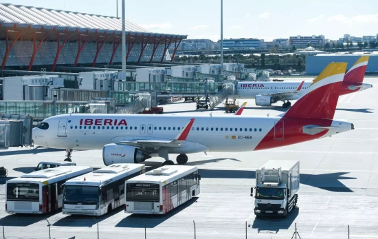 Aviones de Iberia esperan en pista en la Terminal 4 del Aeropuerto Madrid Barajas Adolfo Suárez, Aviones de Iberia esperan en pista en la Terminal 4 del Aeropuerto Madrid Barajas Adolfo Suárez,
