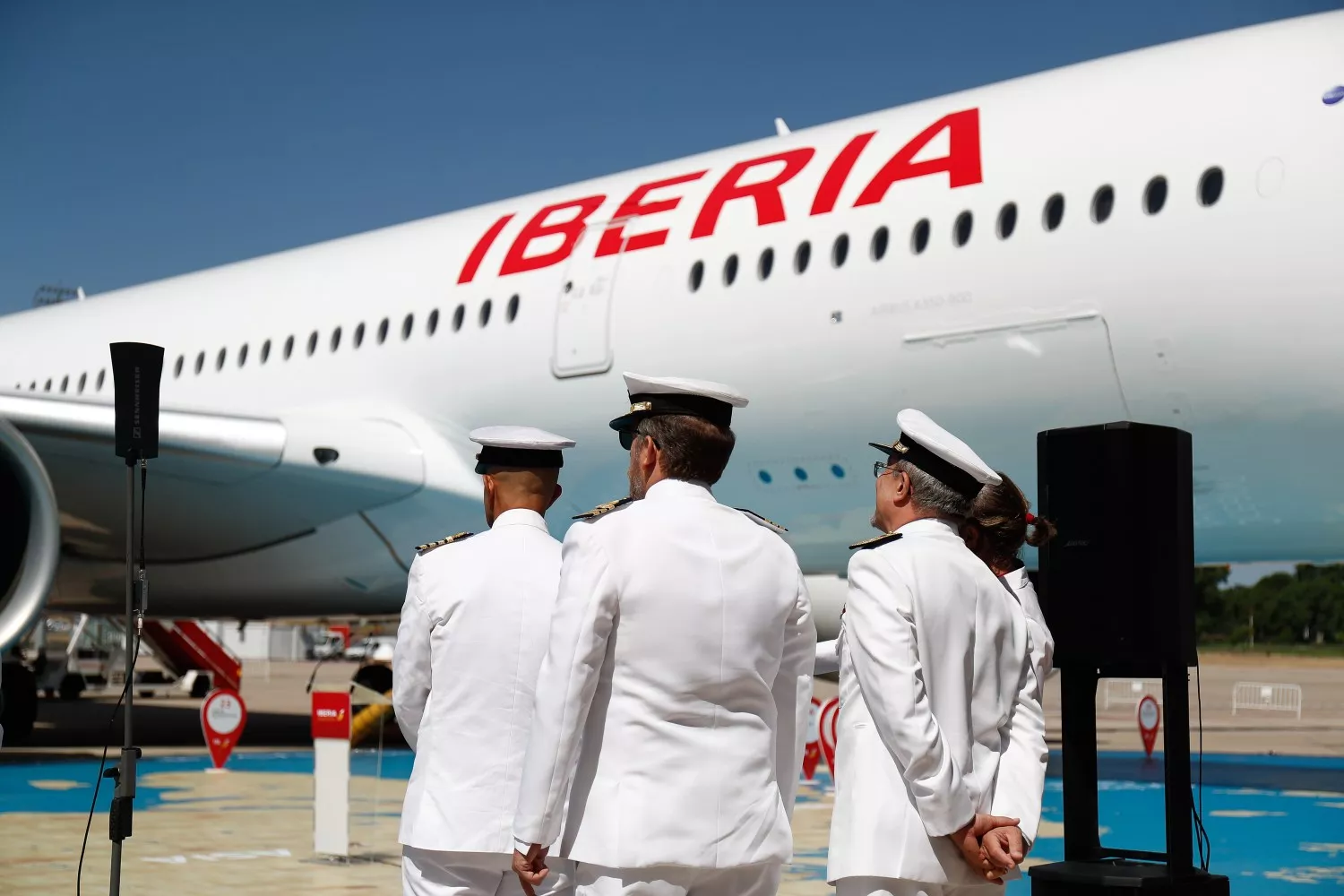 Tripulación de Iberia junto a un avión