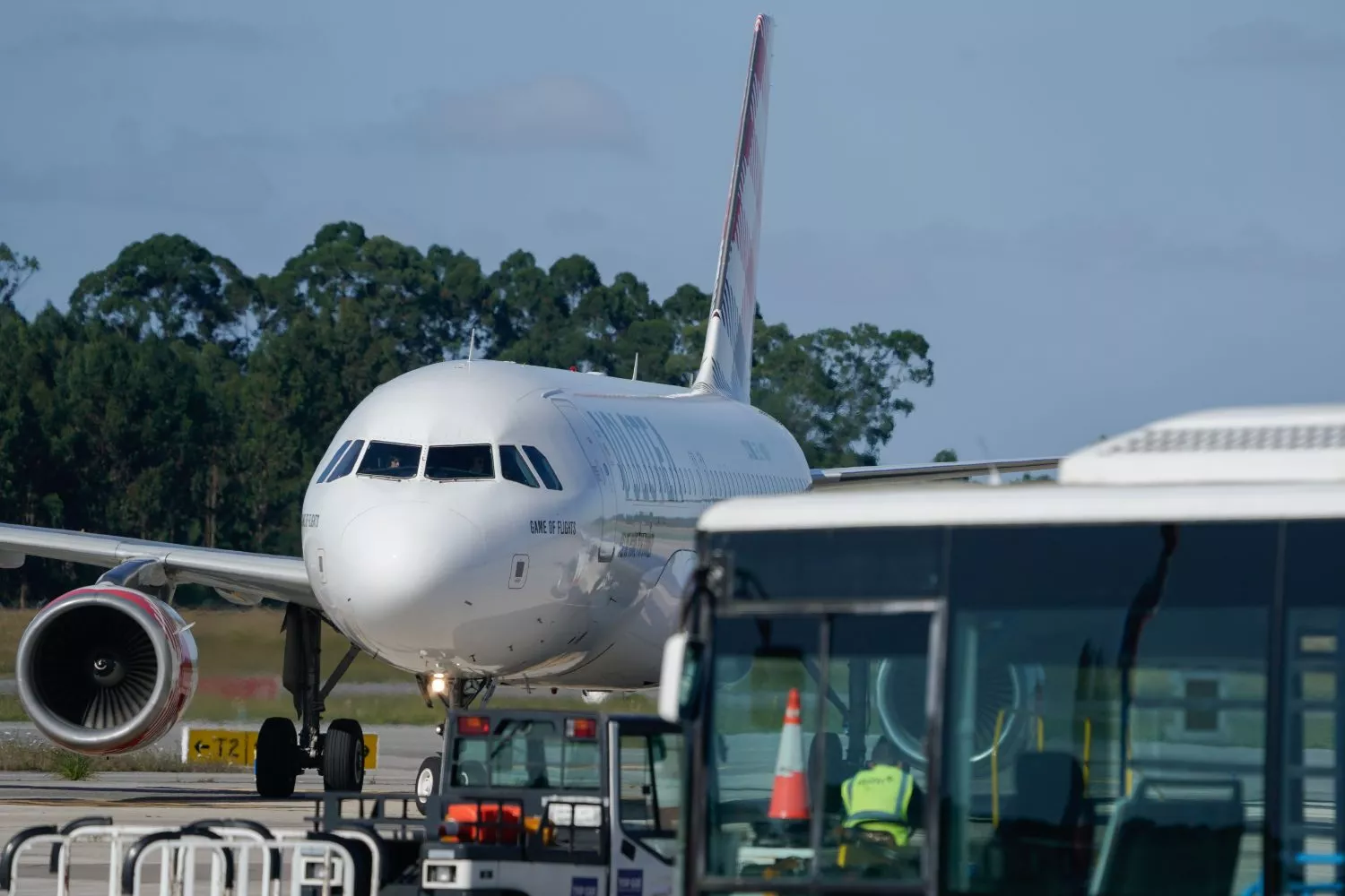 Vista de la llegada de un avión de Volotea / Paco Paredes - EFE