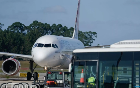 Vista de la llegada de un avión de Volotea / Paco Paredes - EFE Vista de la llegada de un avión de Volotea / Paco Paredes - EFE