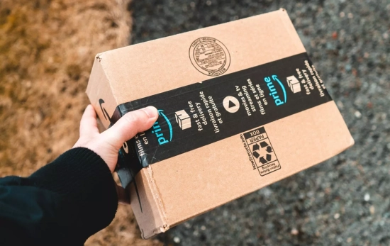 Un cliente de Prime sostiene un paquete de Amazon / PEXELS Un cliente de Prime sostiene un paquete de Amazon / PEXELS