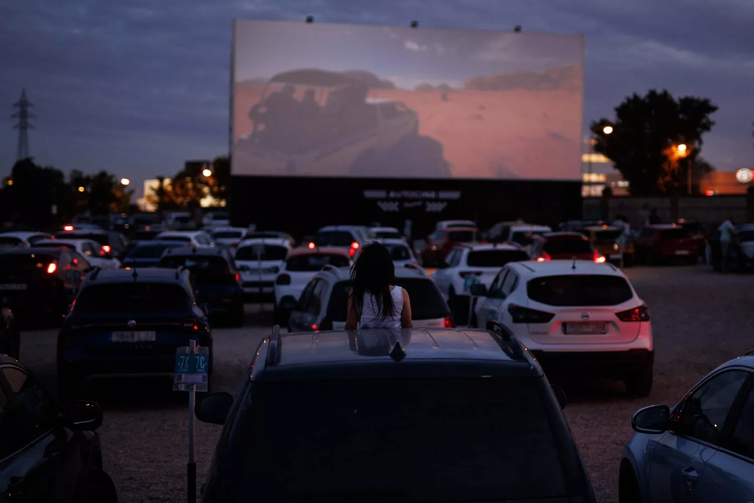 Una persona en el autocine de Madrid / EUROPA PRESS - ALEJANDRO MARTÍNEZ VÉLEZ