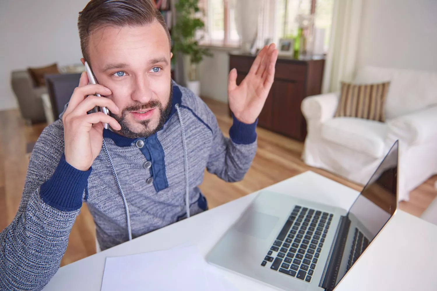 Una persona habla por teléfono con su banco ante una estafa/ FREEPIK - gpointstudio