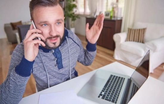 Una persona habla por teléfono con su banco ante una estafa/ FREEPIK - gpointstudio Una persona habla por teléfono con su banco ante una estafa/ FREEPIK - gpointstudio