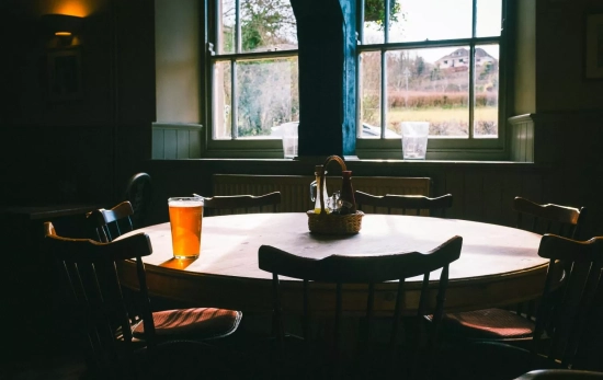 Una cerveza en una mesa Una cerveza en una mesa