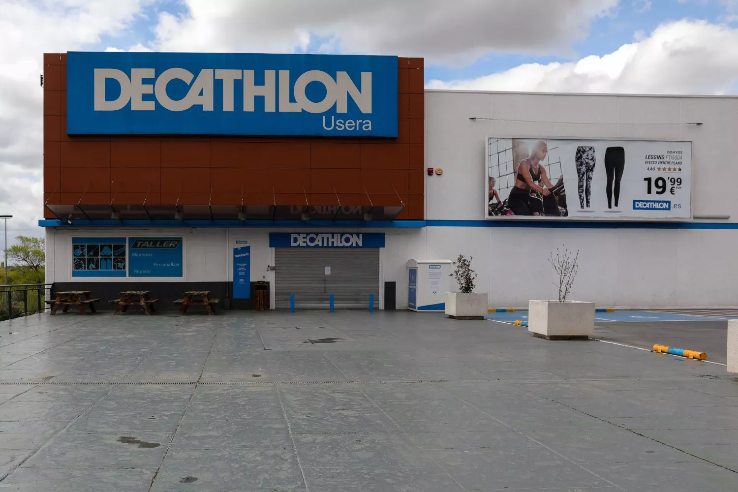 Fachada de una de las tiendas Decathlon de España / Jesús Hellín - EP