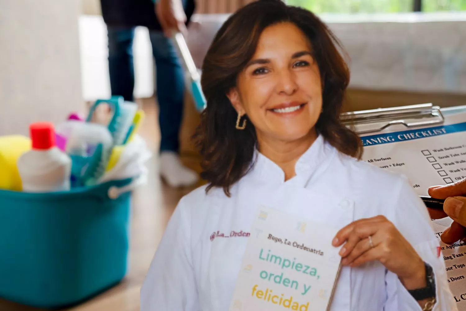 La experta en limpieza Begoña Pérez / Montaje CONSUMIDOR GLOBAL