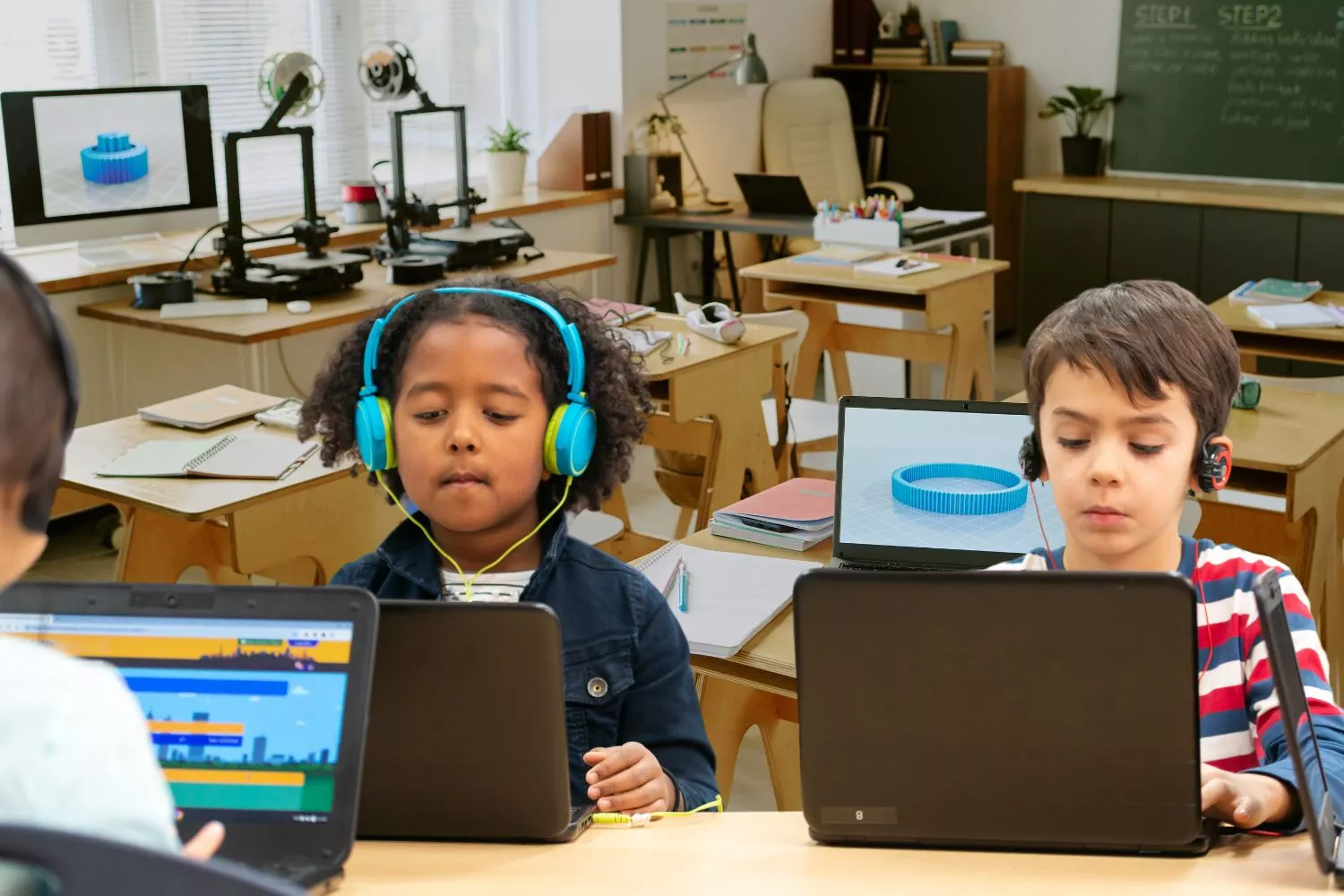 Esta es la postura de los expertos sobre la tecnología en los colegios: "No es la solución"/ Montaje CG