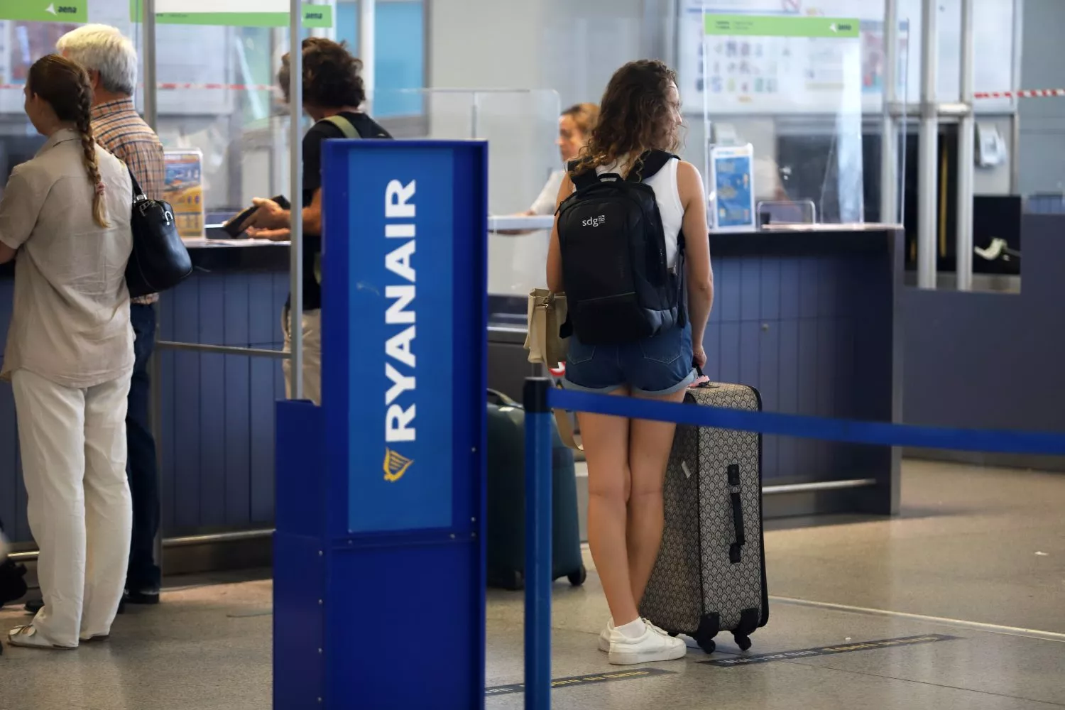 Cientos de turistas hacen colas en los puestos de embarque de Ryanair / Álex Zea - EP