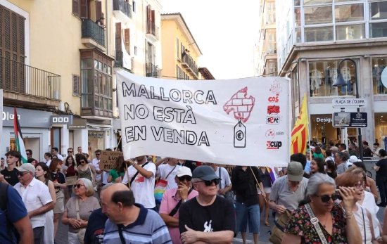 Varias personas con pancartas durante una manifestación por la vivienda, a 15 de junio de 2025, en P Varias personas con pancartas durante una manifestación por la vivienda, a 15 de junio de 2025, en P