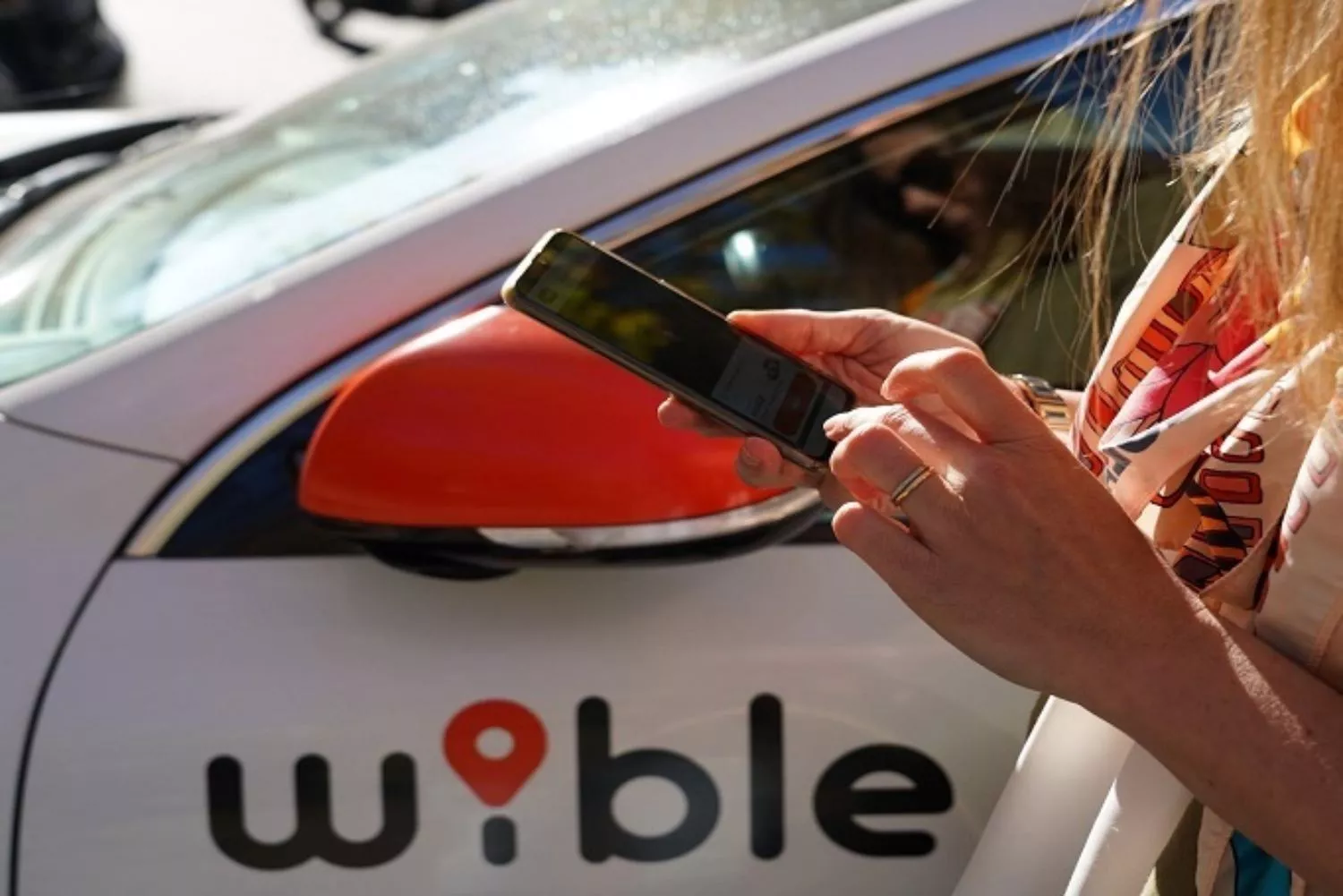 Una persona descarga la app de Wible