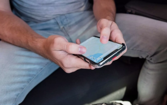 Una persona descarga una app Una persona descarga una app