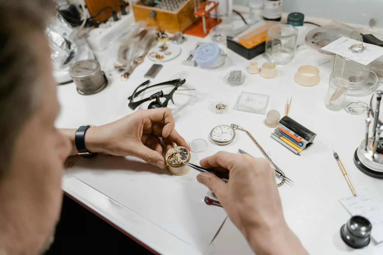 Una persona repara un reloj / PEXELS