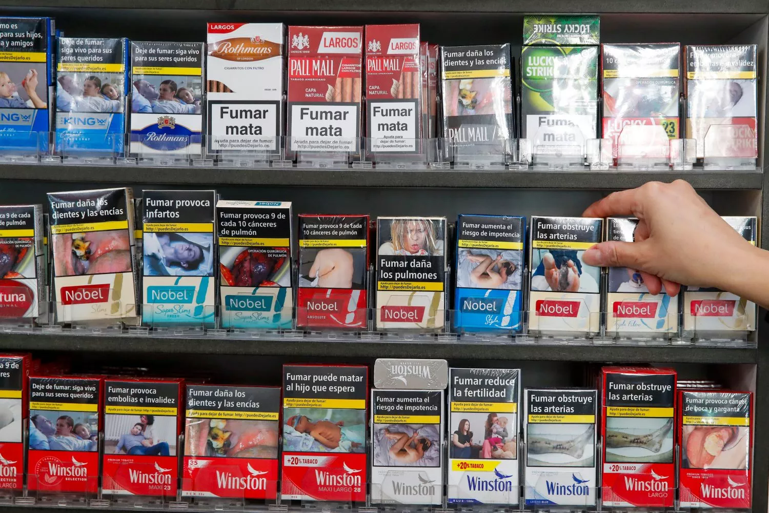 Cajetillas de tabaco en un expositor de un estanco / Javier Cebollada - EFE