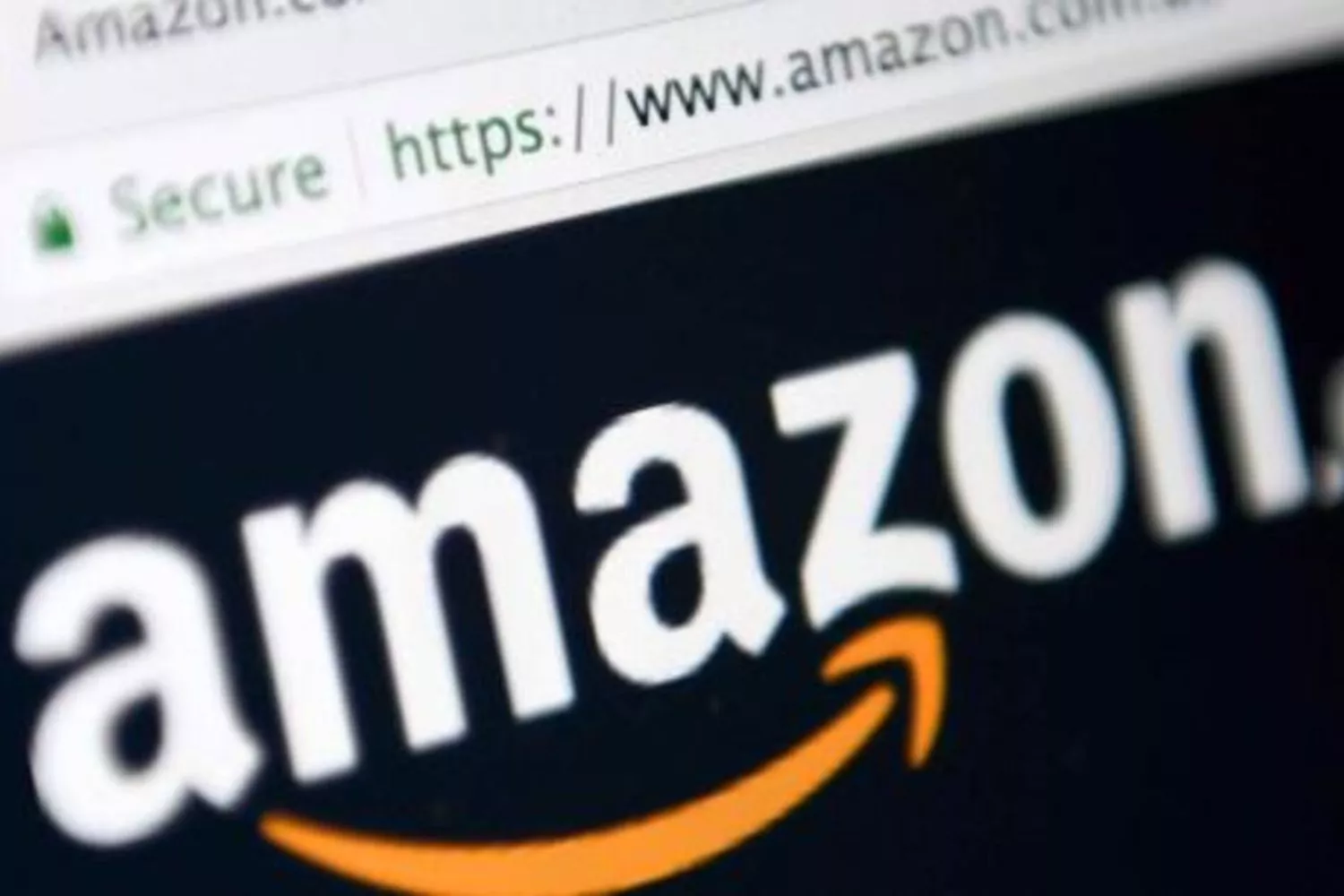 Un correo falso suplanta a Amazon para instalar virus y robar información personal y financiera / EFE