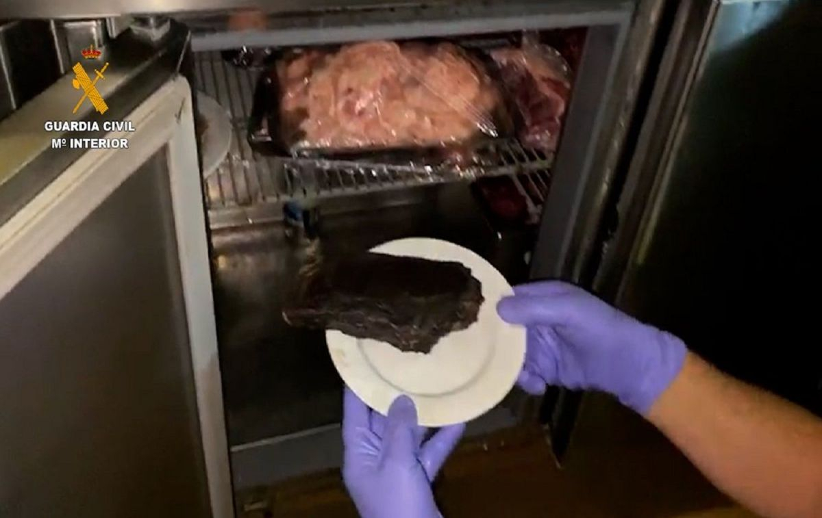 Trozos de carne en una cámara frigorífica /GUARDIA CIVIL