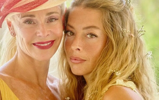 Belén Rueda y su hija Belén Écija, durante la boda de la segunda en Menorca/ Redes Belén Rueda y su hija Belén Écija, durante la boda de la segunda en Menorca/ Redes