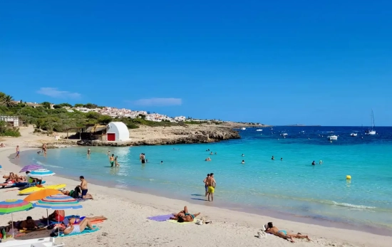 La playa de Binibeca, en Menorca, con el chiringuito de Los Bucaneros al fondo / MENORCA SELECT La playa de Binibeca, en Menorca, con el chiringuito de Los Bucaneros al fondo / MENORCA SELECT