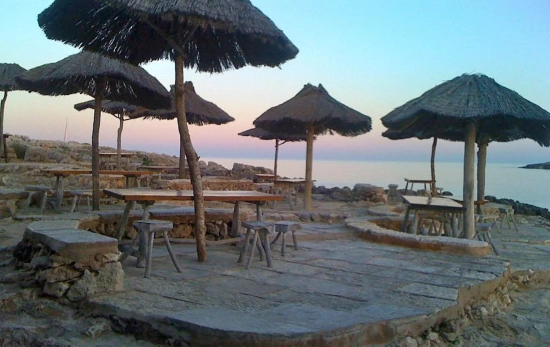 Las mesas sobre las rocas y las sombrillas de paja de Los Bucaneros TRIPADVISOR Las mesas sobre las rocas y las sombrillas de paja de Los Bucaneros TRIPADVISOR