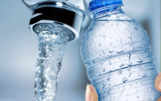Una botella y un grifo para beber agua / Montaje CONSUMIDOR GLOBAL Una botella y un grifo para beber agua / Montaje CONSUMIDOR GLOBAL