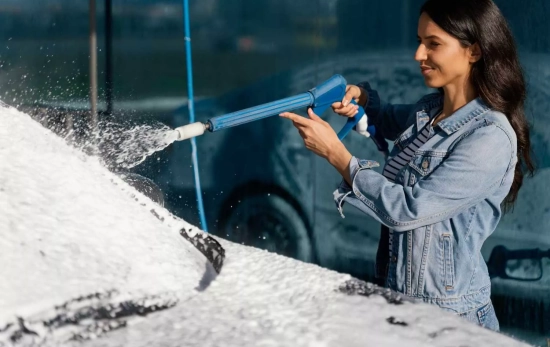Una persona lava su coche en una gasolinera FREEPIK Una persona lava su coche en una gasolinera FREEPIK