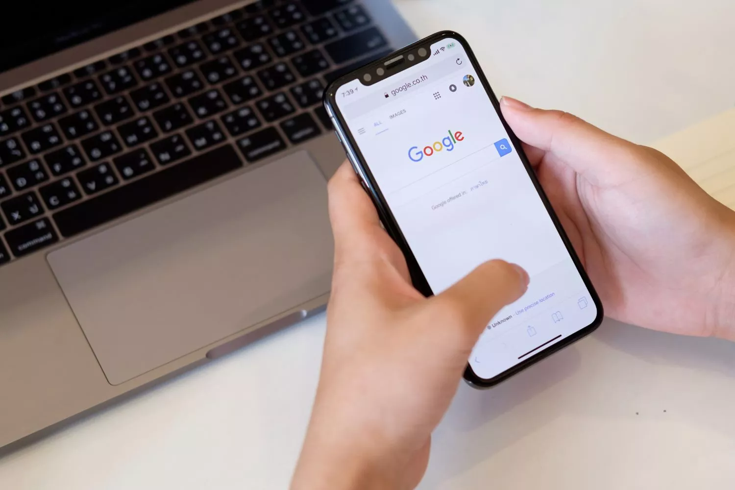 El truco para evitar que la IA de Google espíe tus conversaciones / Montaje CG