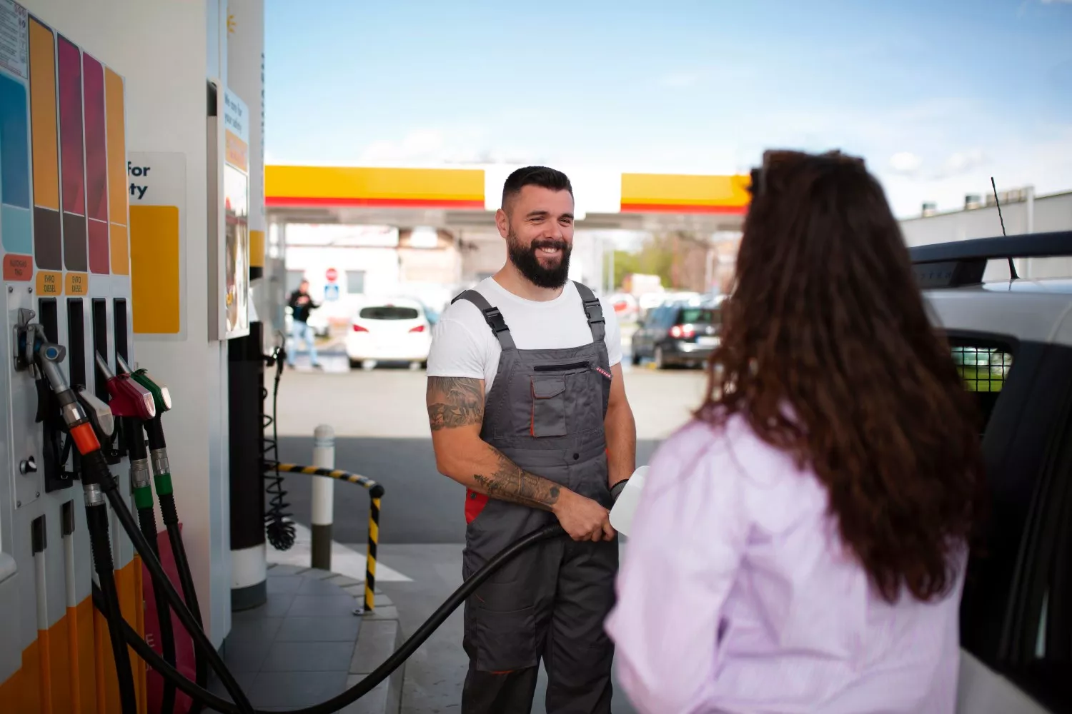 Una persona reposta en una gasolinera / FREEPIK