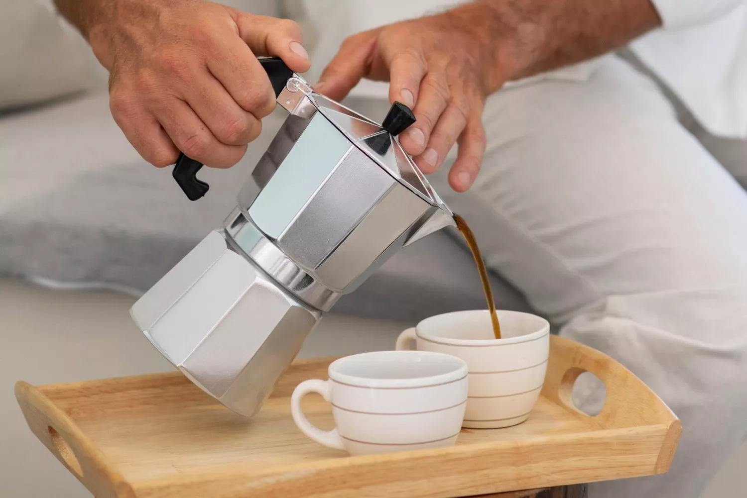 Una persona sirve café / FREEPIK