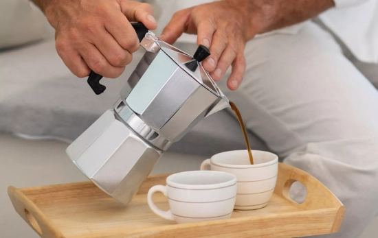 Una persona sirve café / FREEPIK Una persona sirve café / FREEPIK