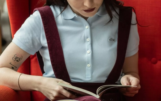 Una chica con un polo Lacoste Una chica con un polo Lacoste