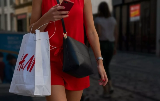 Una mujer con una bolsa de la compañía Una mujer con una bolsa de la compañía