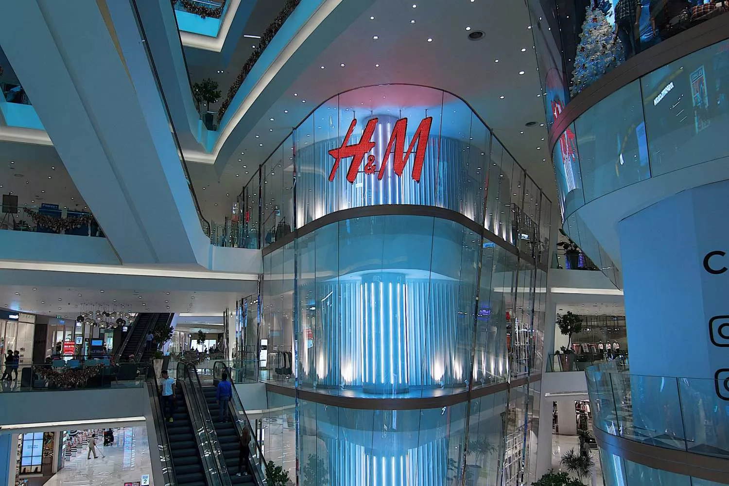 Interior de una tienda de H&M en un centro comercial / UNSPLASH