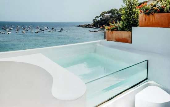 La piscina privada de una de las suites HILL La piscina privada de una de las suites HILL