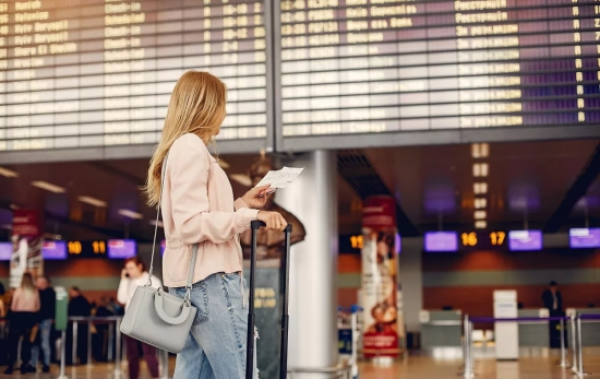 Viajera comprueba los horarios en un aeropuerto FREEPIK Viajera comprueba los horarios en un aeropuerto FREEPIK
