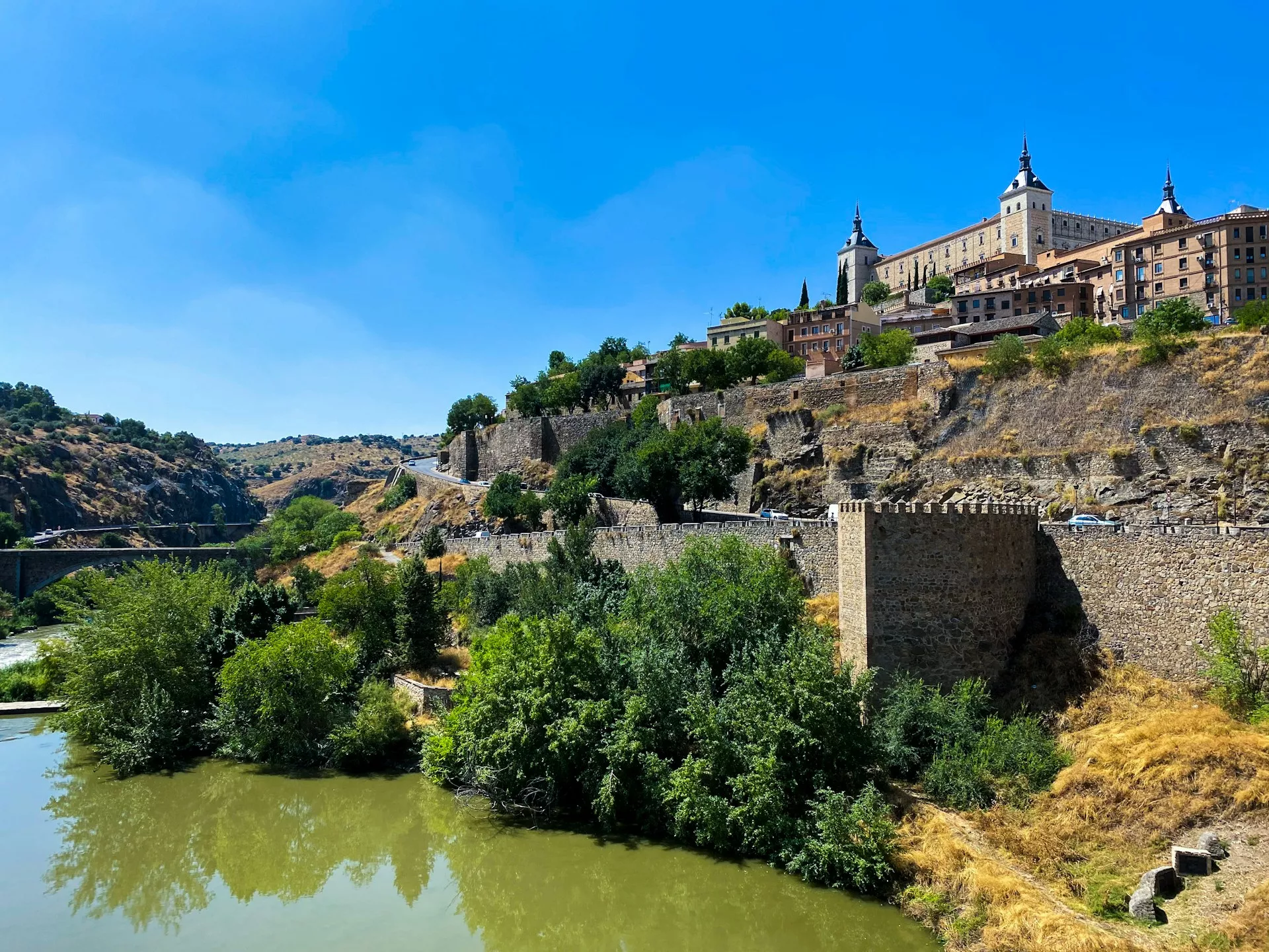 Vista del Tajo a su paso por Toledo, un lugar que recibe mucho turismo / Miguel Ángel Sanz - UNSPLASH