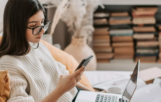 Una persona mira su móvil y se descarga Status AI / PEXELS Una persona mira su móvil y se descarga Status AI / PEXELS