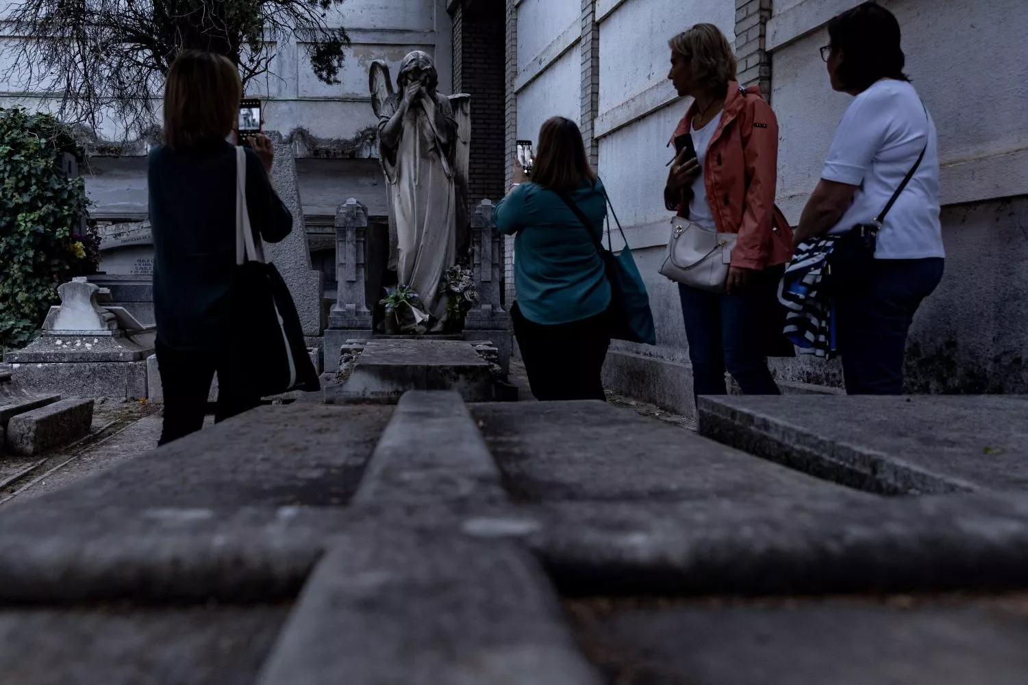 Una mujeres haciendo necroturismo / Eduardo Parra - EP