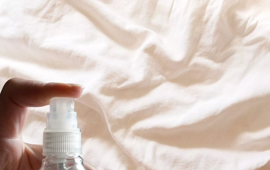 El truco egipcio más eficaz: rociar las sábanas antes de dormir con agua helada/ Montaje CG El truco egipcio más eficaz: rociar las sábanas antes de dormir con agua helada/ Montaje CG