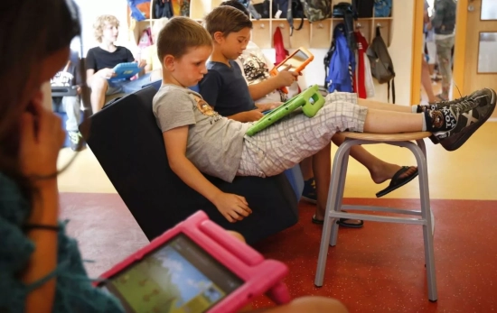 Niños con una tablet en el colegio Catrinus Van der Veen EFE Niños con una tablet en el colegio Catrinus Van der Veen EFE