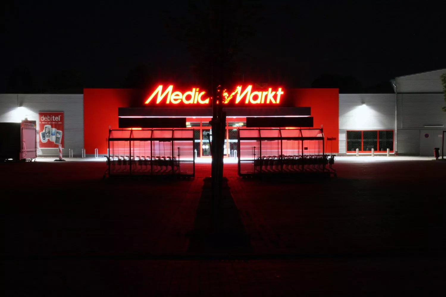Una tienda de MediaMarkt por la noche   FLICKR