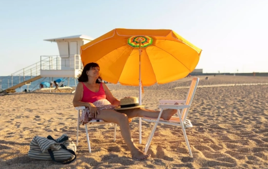 Una persona con una sombrilla en la playa Una persona con una sombrilla en la playa