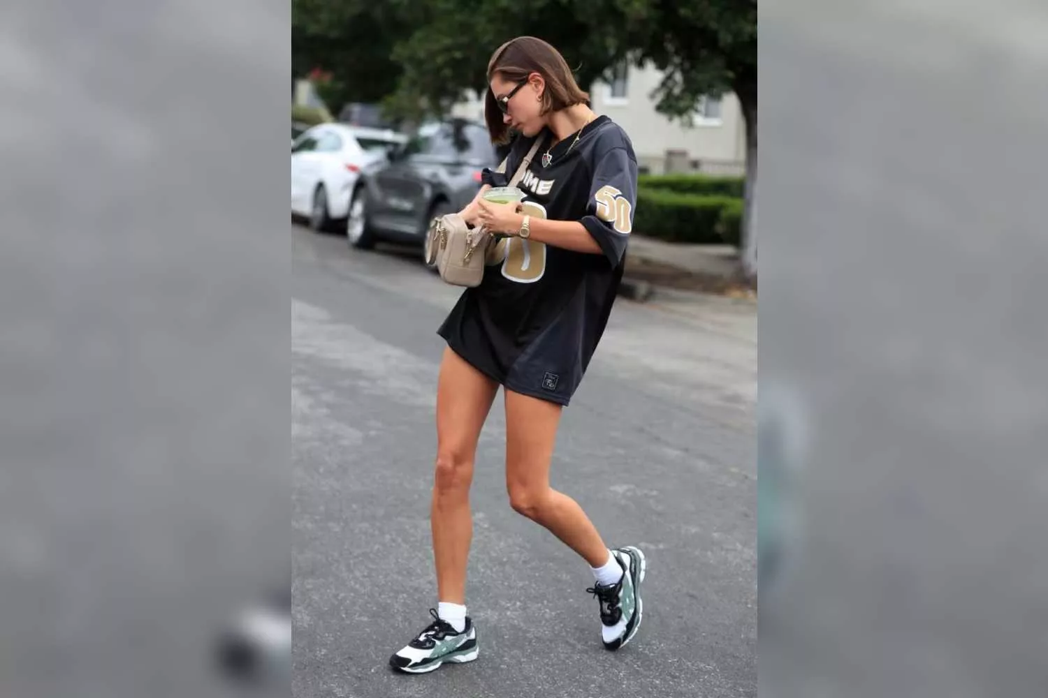 Hailey Bieber con las zapatillas Asics Gel NYC JD SPORT Hailey Bieber con las zapatillas Asics Gel NYC JD SPORT