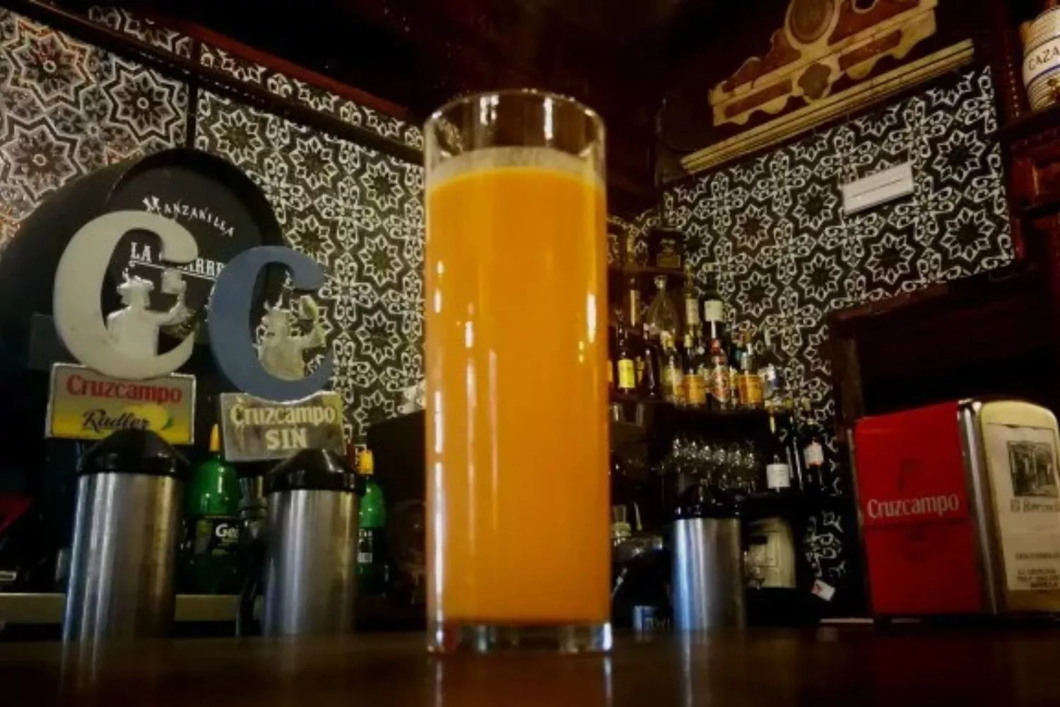 Un vaso de gazpacho en una de las tabernas más antiguas de Sevilla / EL RINCONCILLO